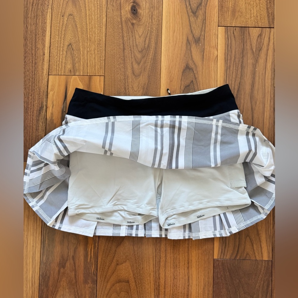 LULULEMON Run: Pace Setter Skirt in Groovy Stripe Nimbus black white grey sz 4 - Picture 11 of 16